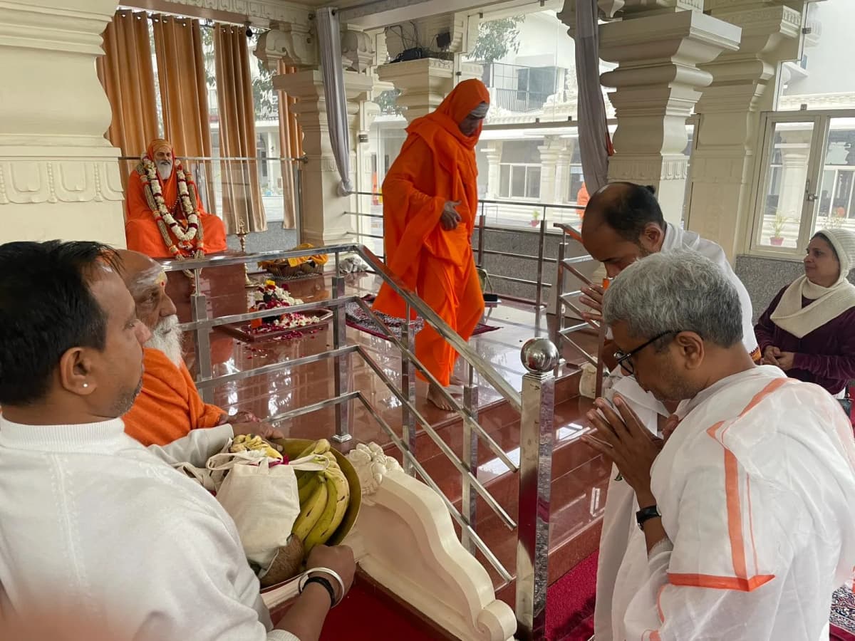 Hatha yoga class in the yoga shala at Anantadrishti Yoga School, Rishikesh